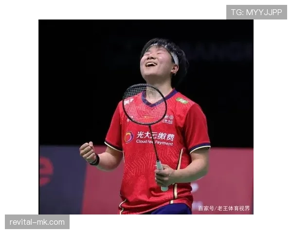 何冰娇拎着大牌包在地铁里蹲下帮路边小孩系鞋带，反差把我笑趴了