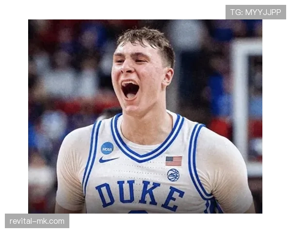 库珀·弗拉格无球跑动制造防守混乱，拉开空间效率显著提升