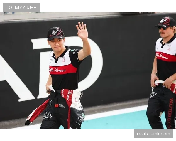 周冠宇开F1回家顺路接娃？