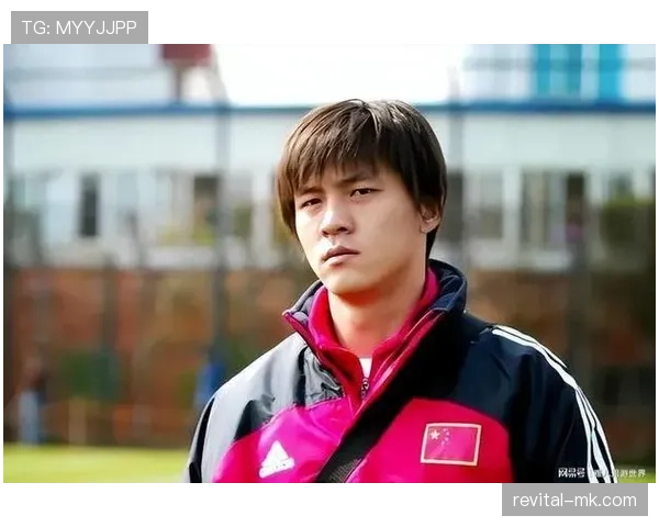 张玉宁家里竟然不像球星，厨房都能用上大爷的旧茶壶？这反差我服了！