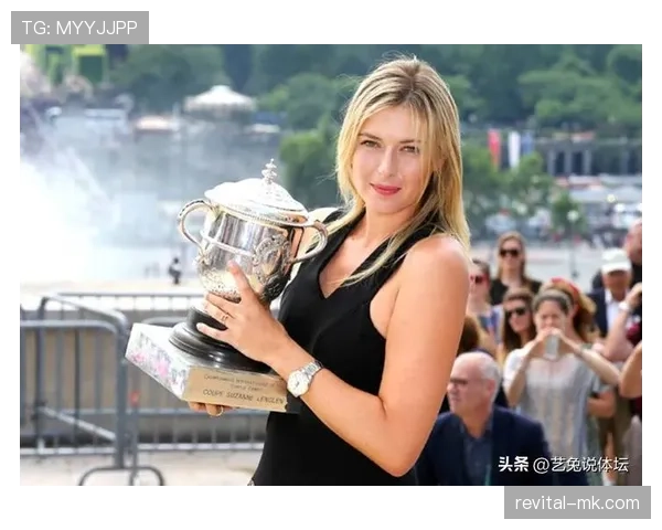 莎拉波娃下飞机的样子，汗还没擦干行李却像在开高定秀